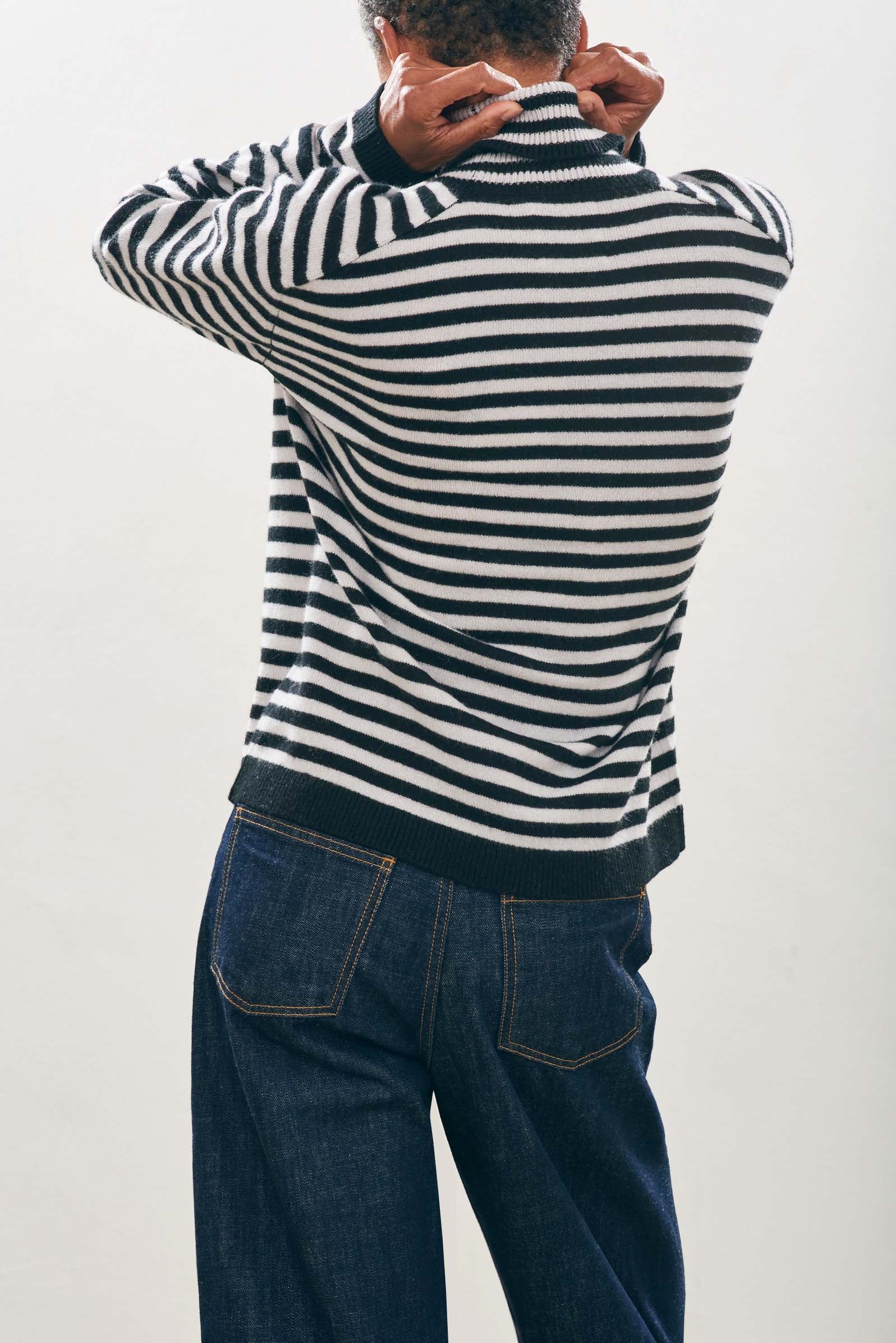 Narrow Stripe Cashmere Roll Collar - Black/Fog